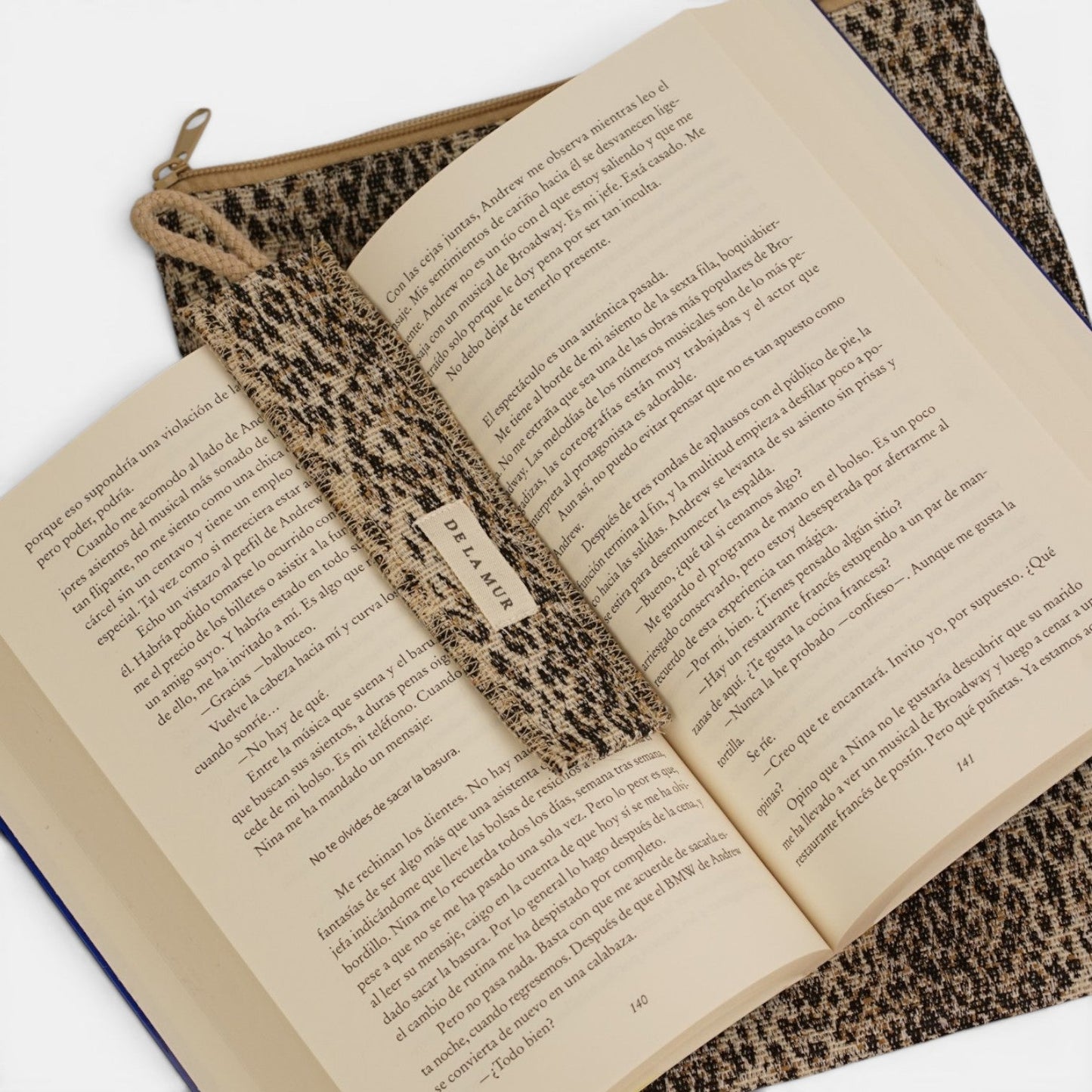 Boekcover met Boekenlegger LEO